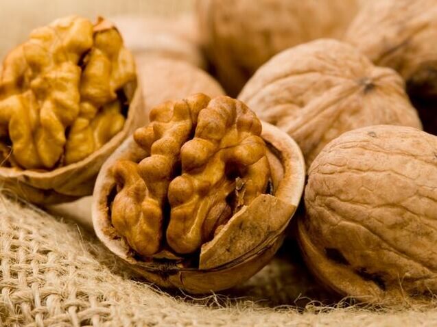 Las nueces se utilizan para tratar la helmintiasis en casa.
