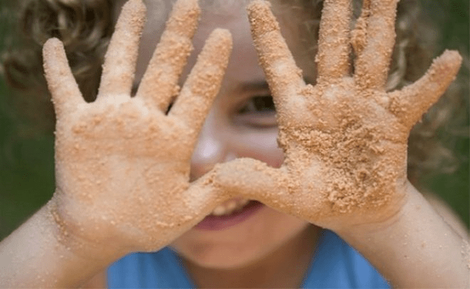 Infección por parásitos a través de manos sucias.